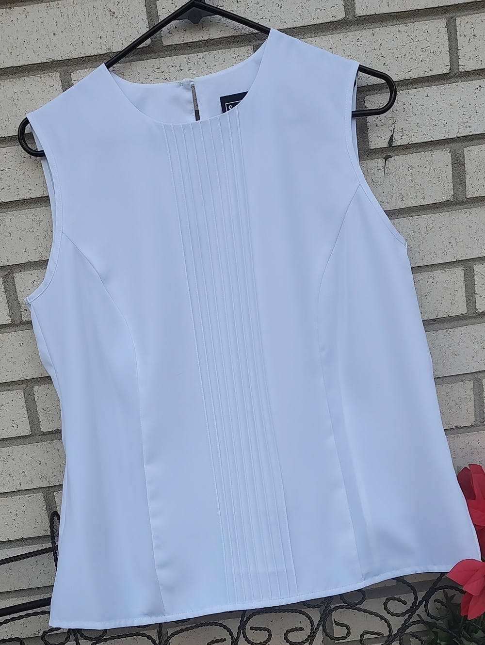 Southern Lady White Pleated Front Sleeveless Top - Picture 4 of 10